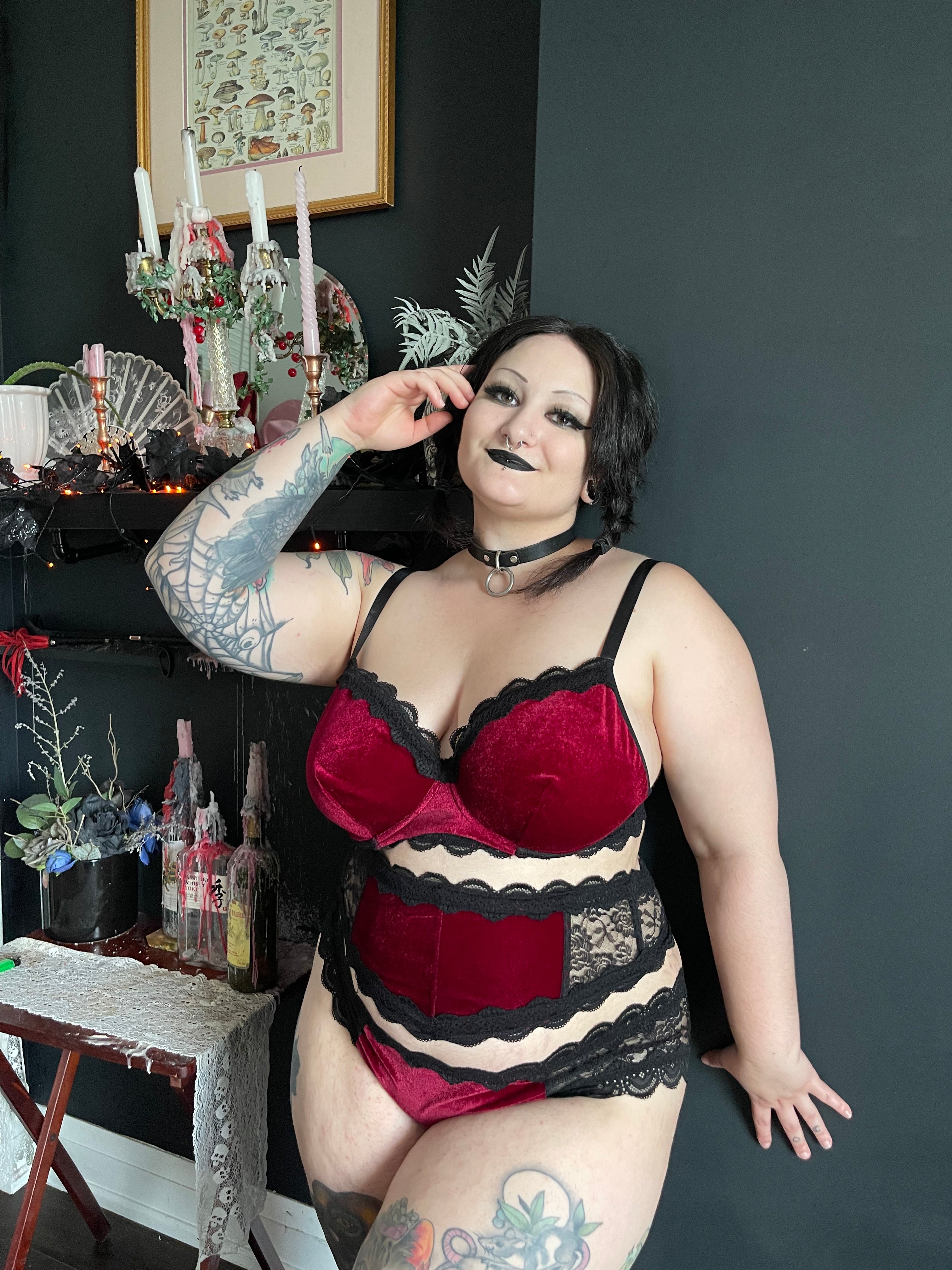 I Vant You Velvet Corset - Image 4